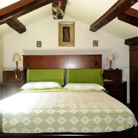 Relaxing Venetian Flat-2